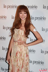 组图：赵式芝再陷同性情 与杨如芯亲密携手亮相