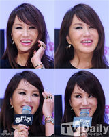 组图：严正花露胸黑裙性感宣传新片《蒙太奇》