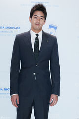 组图：韩星李尚允出席活动 西装帅气笑容迷人
