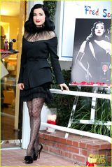 组图：蒂塔-万提斯小黑裙优雅亮相 丝袜美腿秀性感