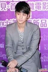 组图：韩星金汎(金范)帅气赴港做活动 兴奋看到大黄鸭