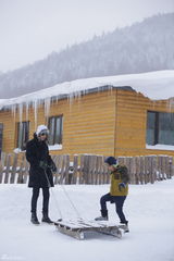 组图：《爸爸》雪乡抢先看 萌娃玩雪脸蛋红扑扑