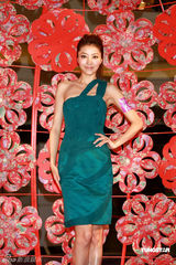 高清图：熊黛林露肩短裙出席活动 不担心家人催婚