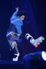 高清图：萧敬腾个唱边唱边跳 另类造型吸睛