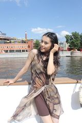 组图：韩丹彤圣彼得堡拍摄写真 发丝飞舞享受阳光