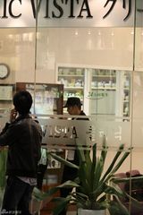 组图：赵文卓陪孕妻赴医院产检 呵护有加温馨幸福