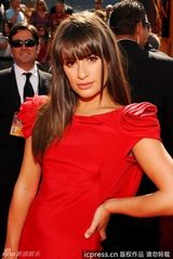 组图：63届艾美奖红毯 丽娅-米雪儿长裙明艳如火