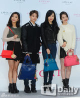 组图：f(x)签名会 Sulli清新Amber露手腕纹身