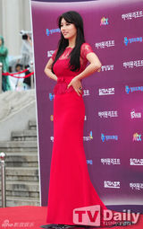 组图：百想红毯朴有天帅气 女星主打黑裙秀性感