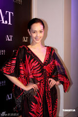 幻灯图：女星出席品牌活动 JessicaC深V裙风情万种