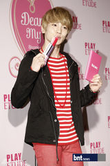 组图：韩国组合SHINee助阵化妆品牌新品发布