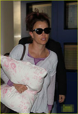 组图：小甜甜布兰妮素颜出行 胸部下垂