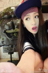 组图：孙敬媛中秋密游香港 鸭舌休闲装嘟嘴卖萌