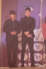 组图：中韩明星齐聚搜寻人气大奖颁奖礼  