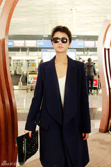 组图：张歆艺飞赴巴黎时装周 中性帅气黑超登机