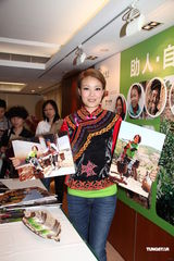 组图：容祖儿分享昆明探访感受 贺好友谢霆锋封帝