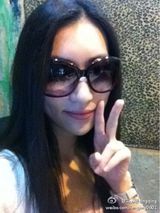 组图：疑似李亚鹏激吻女私照 容貌清纯可人