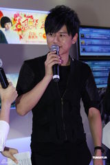 组图：张杰现身上海电视节 为红色剧演唱主题曲