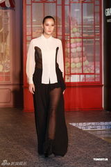 组图：Lisa S.出席巴黎时装周 不信末日论