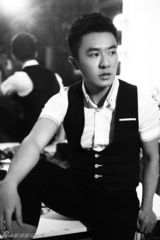 组图：李东恒黑白映画写真 迷离气质精致雕琢