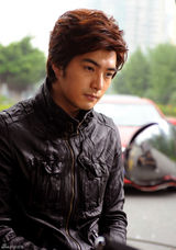 幻灯图：《活该你单身》贺军翔扮相曝光造型百变