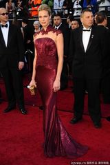 高清组图：布鲁克-伯恩斯与男伴亲吻秀恩爱