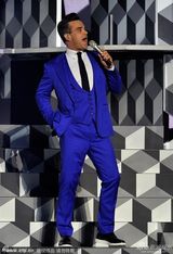 组图：罗比-威廉姆斯蓝西装复古 抢眼献唱全英