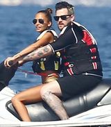 组图：妮可-里奇携家人出海 金色比基尼秀蛮腰