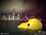 组图：香港大黄鸭漏气无奈卧倒趴水中