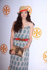 组图：吴佩慈洋装现身小露香肩 力挺好姐妹小S