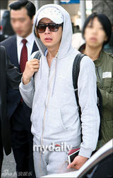 组图：JYJ从南美返回韩国 朴有天奔赴父亲灵堂