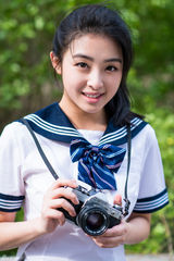 组图：张含韵拍摄杂志封面 穿起校服致青春