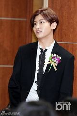 组图：东方神起昌珉出席纳税活动正装帅气