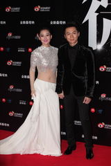 组图：2012新浪微博之夜红毯-情侣档李晨张馨予