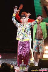 组图：周杰伦开个唱大秀人鱼线 张智霖同台助阵