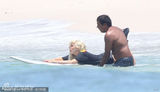 组图：Gaga穿比基尼巨乳狂压冲浪板 水中豪放脱衣