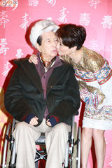 组图：赌王何鸿燊92岁生日 与四太亲嘴秀恩爱
