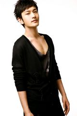 幻灯图：黄晓明登杂志封面 展露纯净干净气质