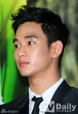 组图：金秀贤李玹雨朴基雄携手助阵新片试映会