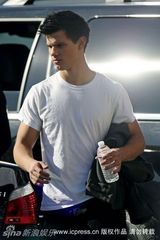 幻灯：《暮光》男星白T恤裹身肌肉隐现