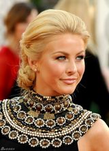 高清图：茱丽叶-霍夫笑容甜美 宝石领黑裙璀璨夺目