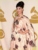 组图：水果姐长袍加身扮公主 花朵满身似床单