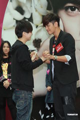 组图：罗志祥签唱会歌迷热情 现场玩自拍抱抱