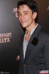 组图：吴千语自认酒量浅 否认与男友林峰同居