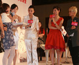 幻灯图集：殷桃知性形象亮相 大方分享彩妆经验