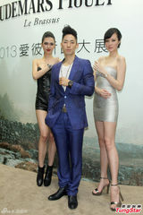 组图：吴建豪帅气站台 喜欢收藏手表