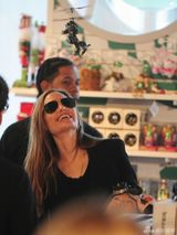 组图：朱莉带孩子们买玩具 龙凤胎儿子金发大眼