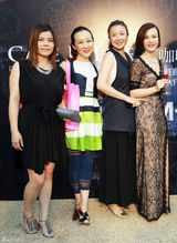 组图：刘孜新店开业携子亮相 深V长裙秀红唇