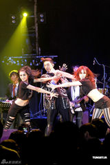 组图：张继聪个唱赤裸上身搞笑演出 谢安琪携子观看