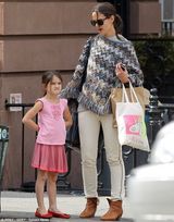 组图：小苏瑞当街跳舞步 拿手机疑与老爸通电话